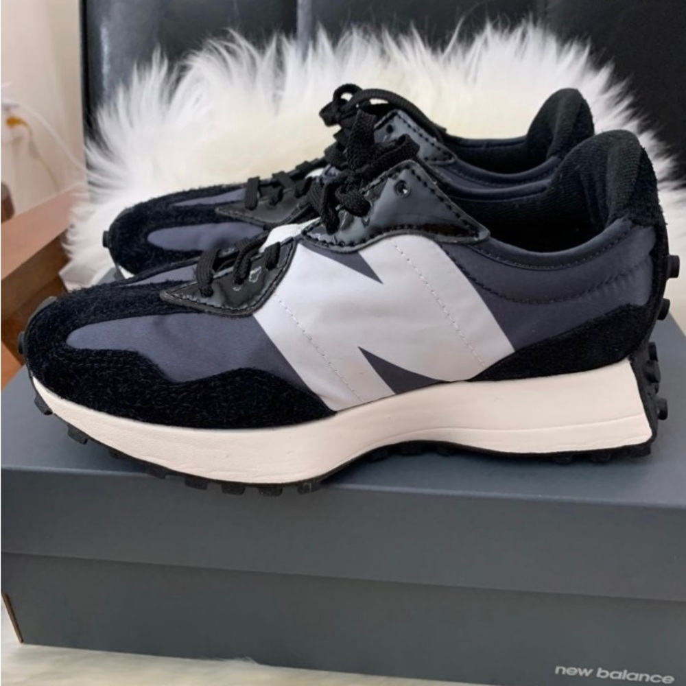 New balance 327/NWT/size5.5/black